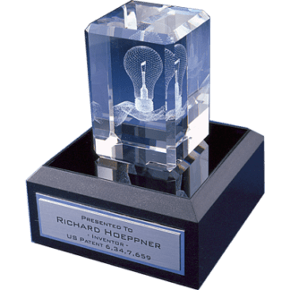 Desktop Awards/Cubes/3D Crystal Laser Induced Image – Light Bulb in Hand/3D-02